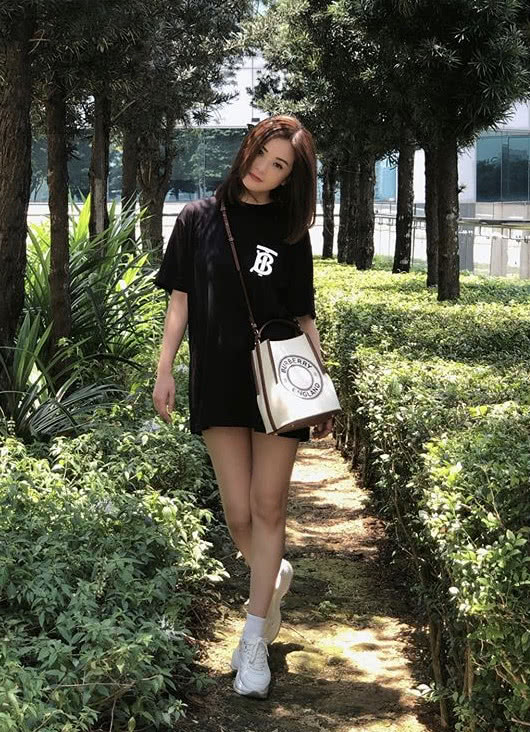 原创37岁阿sa穿短裤摆拍少女感十足忍笑失败笑靥如花