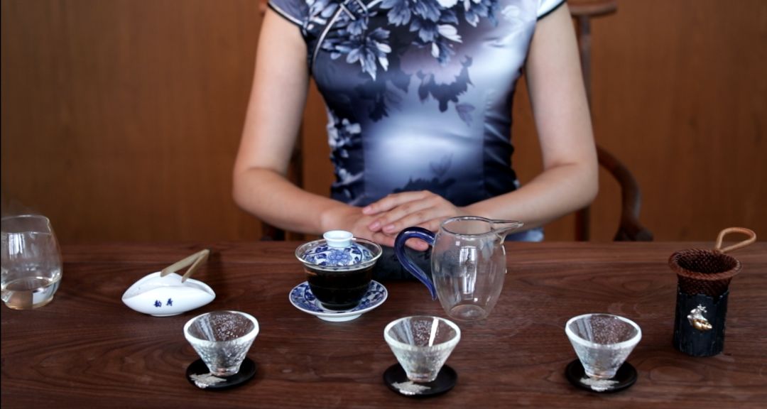 递茶杯手势礼仪,正确的礼仪递水,茶道手势及礼仪_大山谷图库