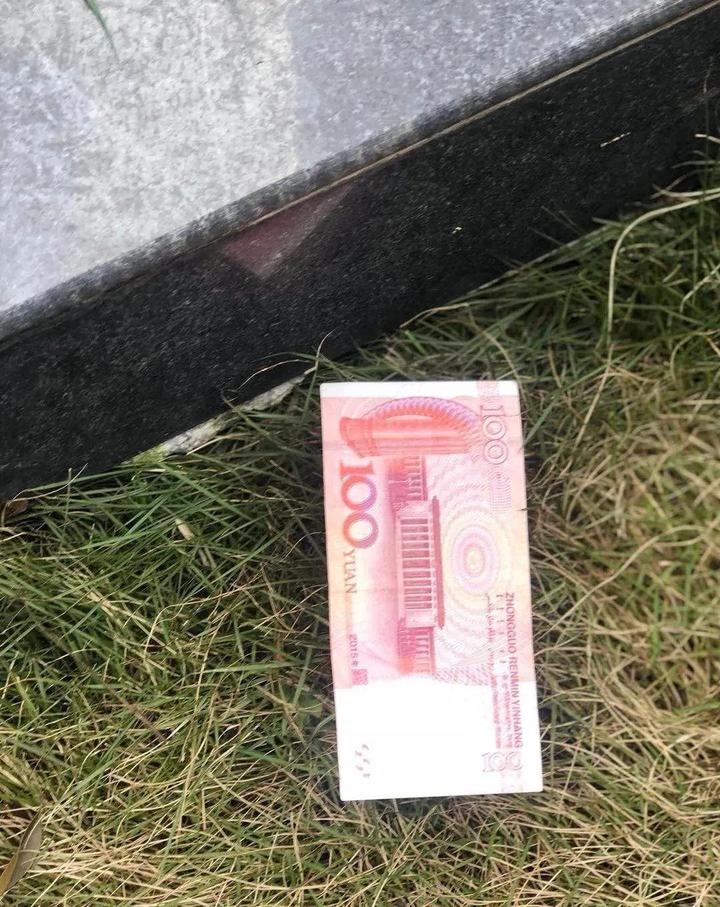 汇川区一小区下起"钞票雨" .