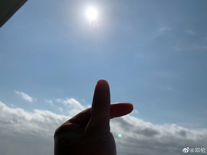 邓伦更博晒手指比心照向所有女孩送女生节祝福