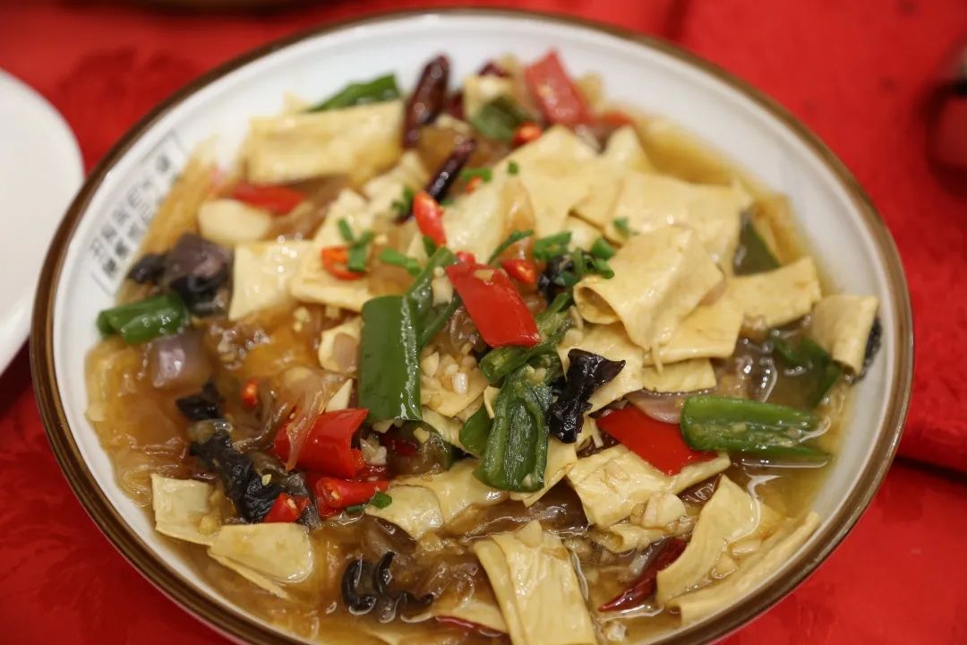 第四名崔海彦及获奖菜肴《腐竹炒粉皮》展示厨艺,分享制作美食的快乐