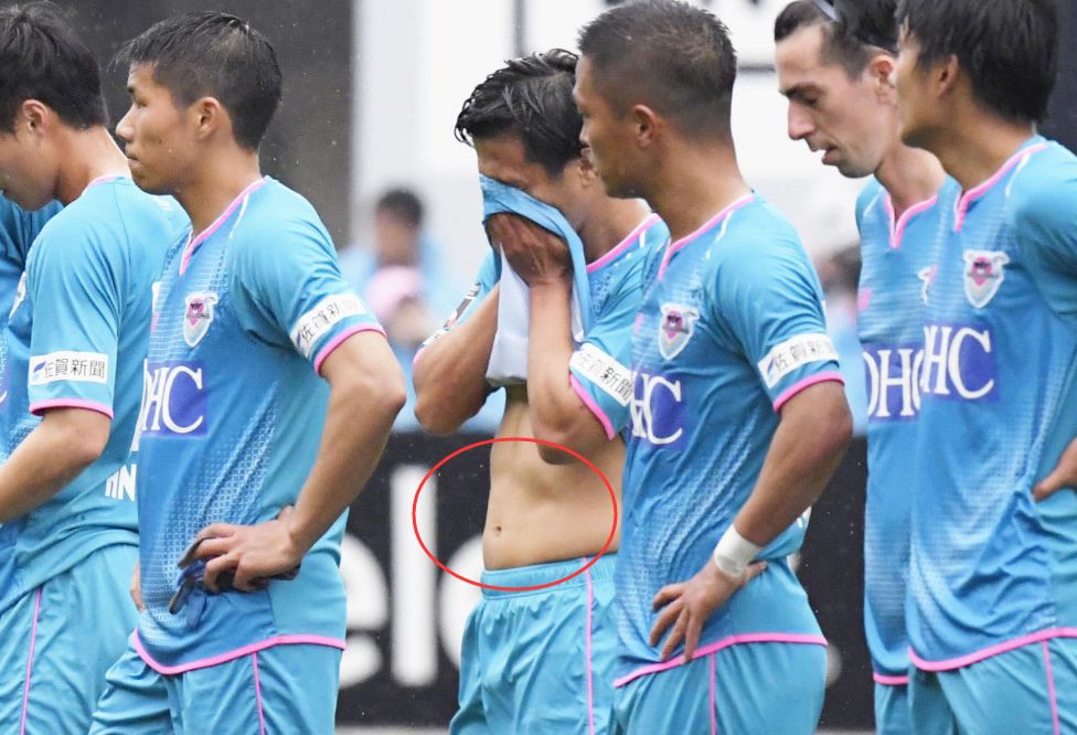 ① 国内球员的体型② 看看本赛季加盟日本札幌队的泰国国门卡文的腹肌