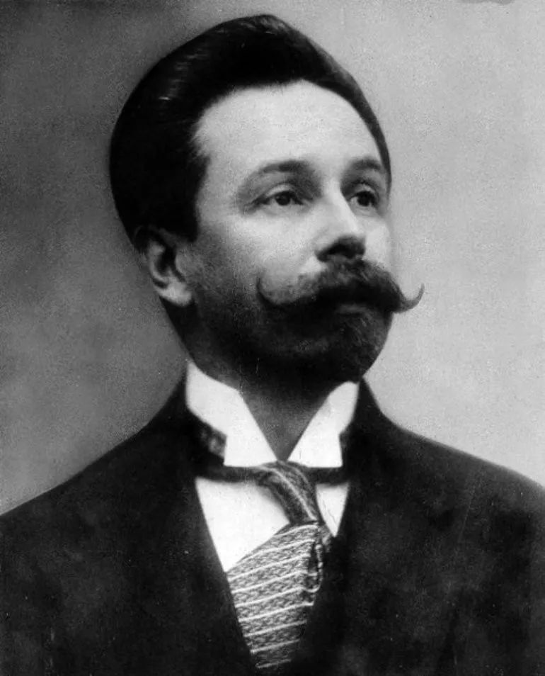 后排个子最高的是拉赫玛尼诺夫,前排穿军装的是斯克里亚宾