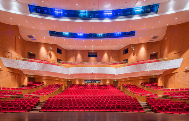 浓郁民族特色的大剧院让外国人赞不绝口