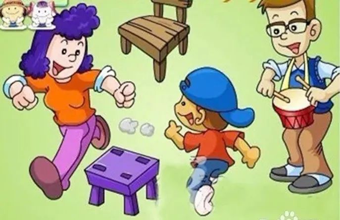 扔沙包:孩子扔给妈妈,妈妈扔给爸爸,爸爸再扔给孩子.