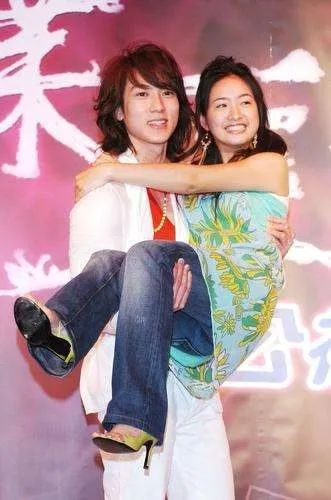 宣传《东方茱丽叶》的时候和林依晨亲亲抱抱举高高↓而且为了人气上涨