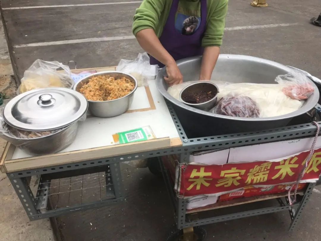 11)早上学校门口五块的糯米饭,夜市路边的土豆和冰渣豆腐花.