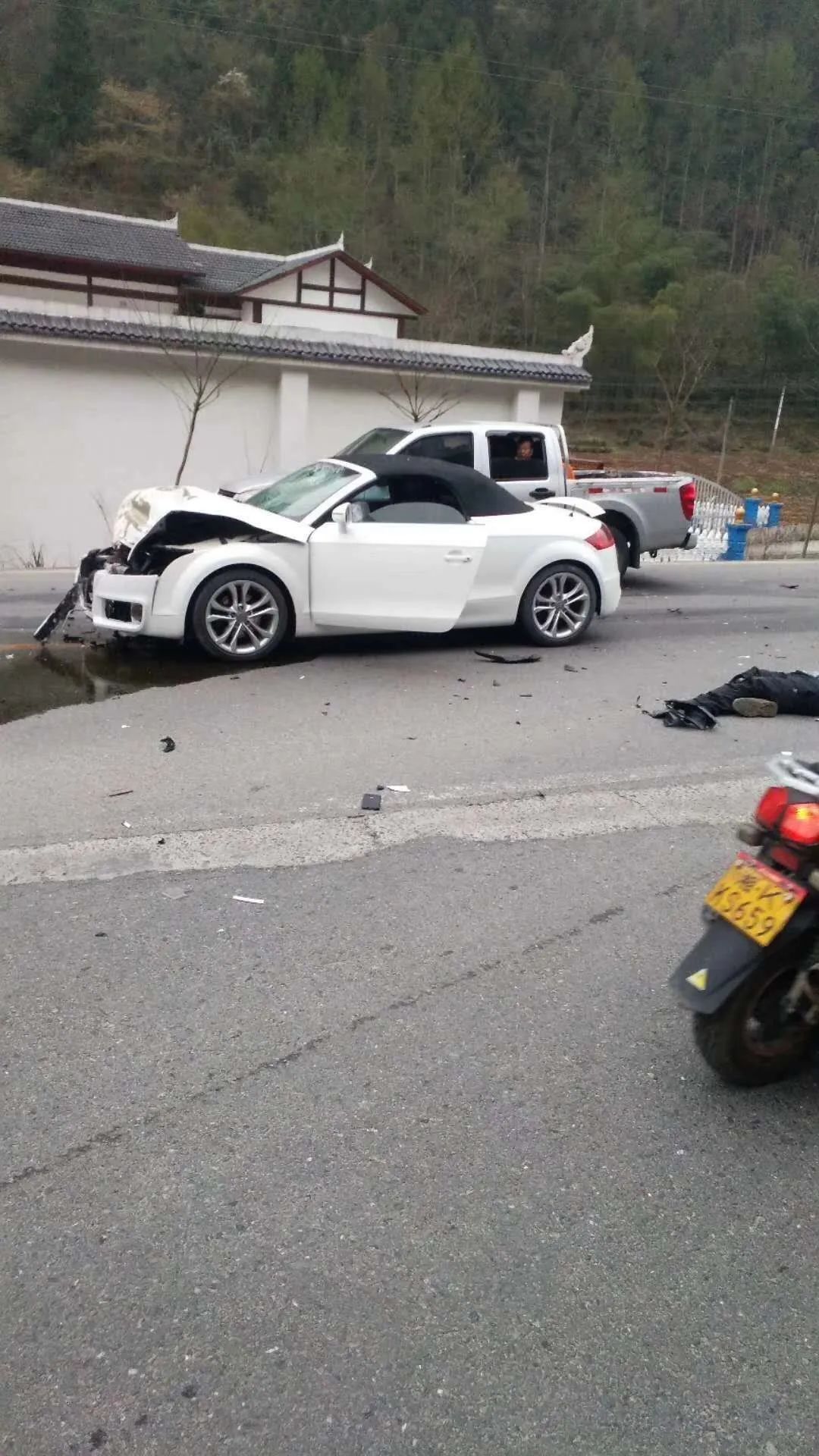 爆料:今天下午召市三岔路口发生一起车祸