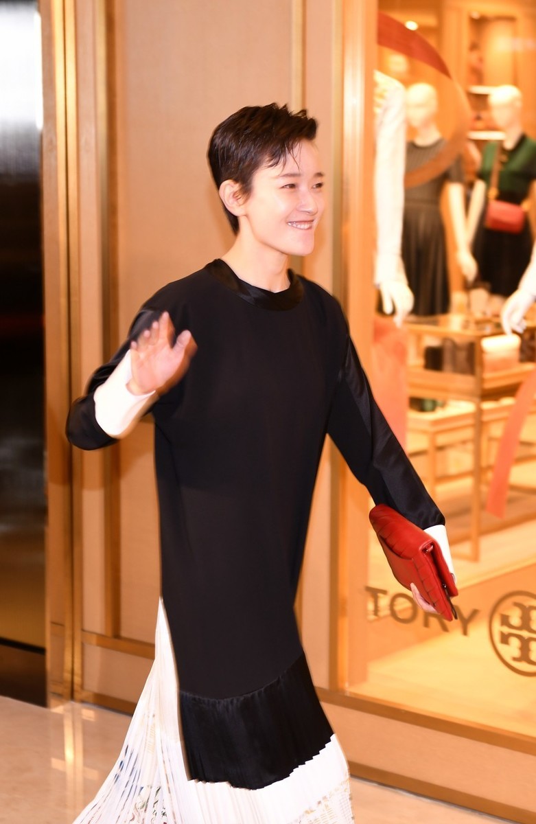 焦俊艳短发也时尚,走"奶奶风"潇洒休闲,身材太瘦撑不起宽松裙