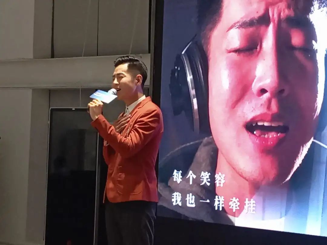 来自广东音乐曲艺团优秀青年演员张耀天倾情演唱原创了歌曲《牵挂》