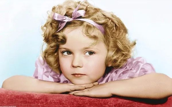 1933年,恰逢童星秀兰·邓波儿大热的年代,盐女孩不仅烫了个同款卷发