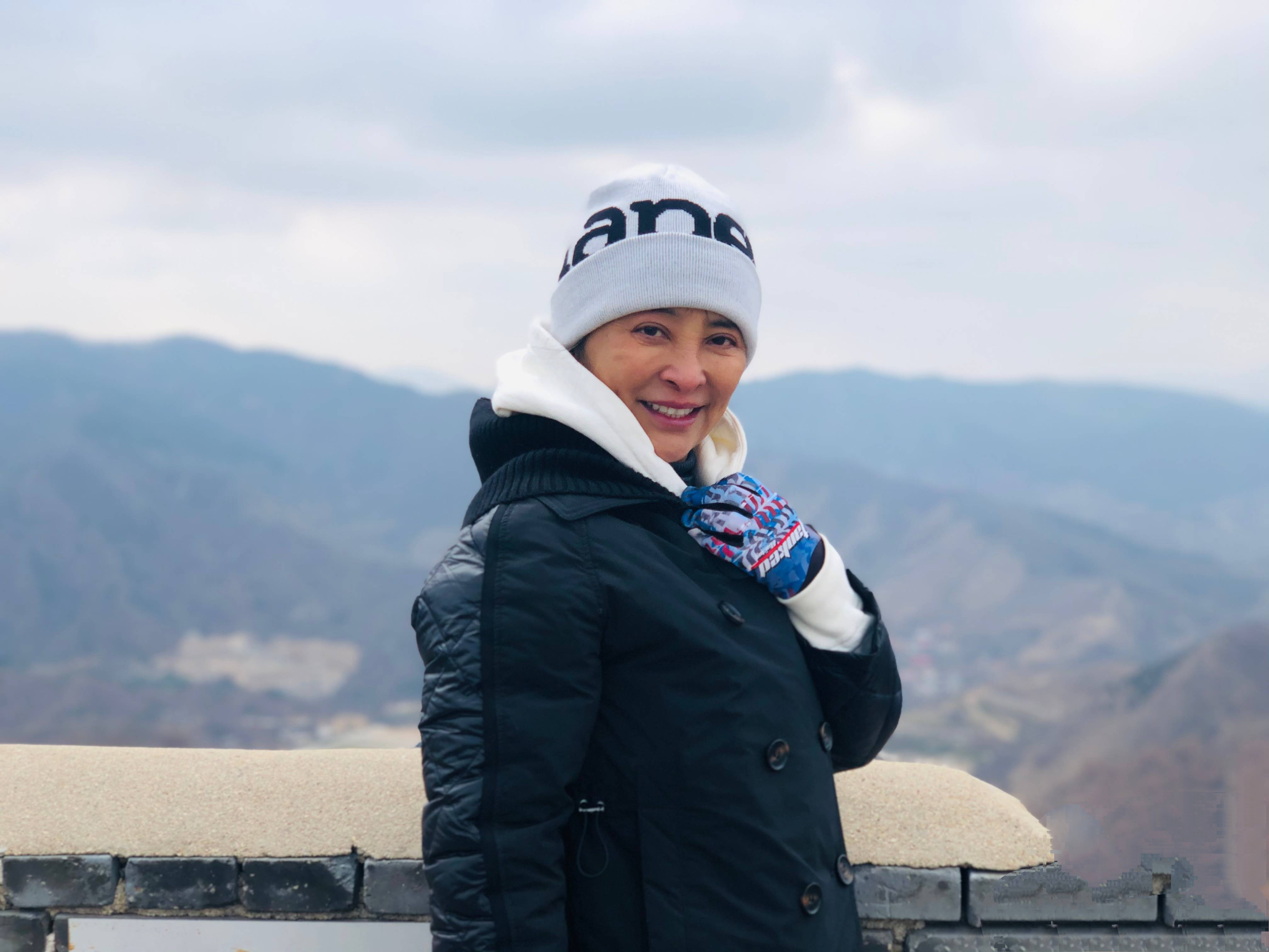 外表洒脱率性的李勤勤婚姻生活却并不美满,她曾三嫁外国人,并与第一任