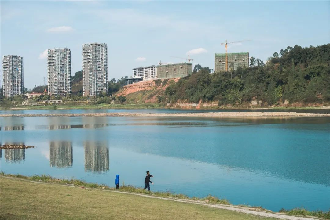 在滟澜洲的半岛之上,有上千米的旖旎江岸,有社区营地,滨江公园,有超高