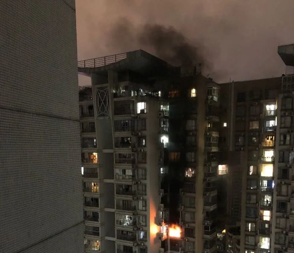 多亏对面小区提醒"着火了,广州华港花园数百业主隔空喊楼致谢_火灾