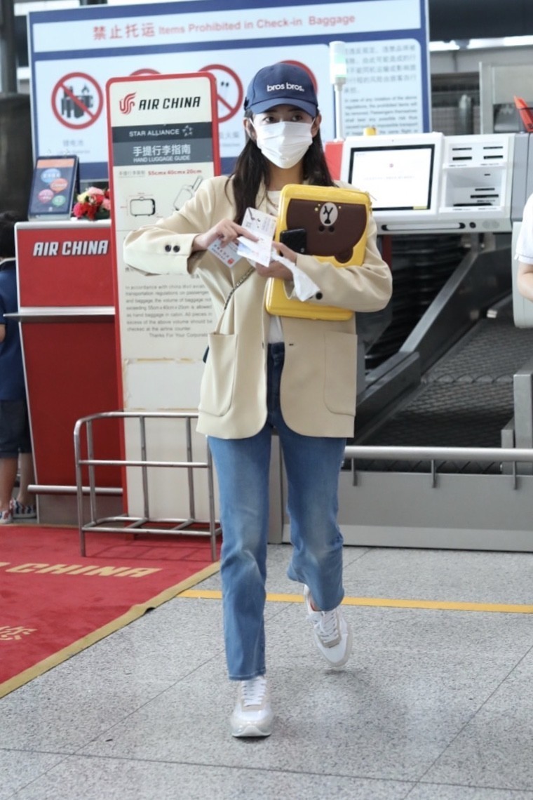 梁洁低调走机场西装穿出休闲魅力独自出行不见蒲巴甲