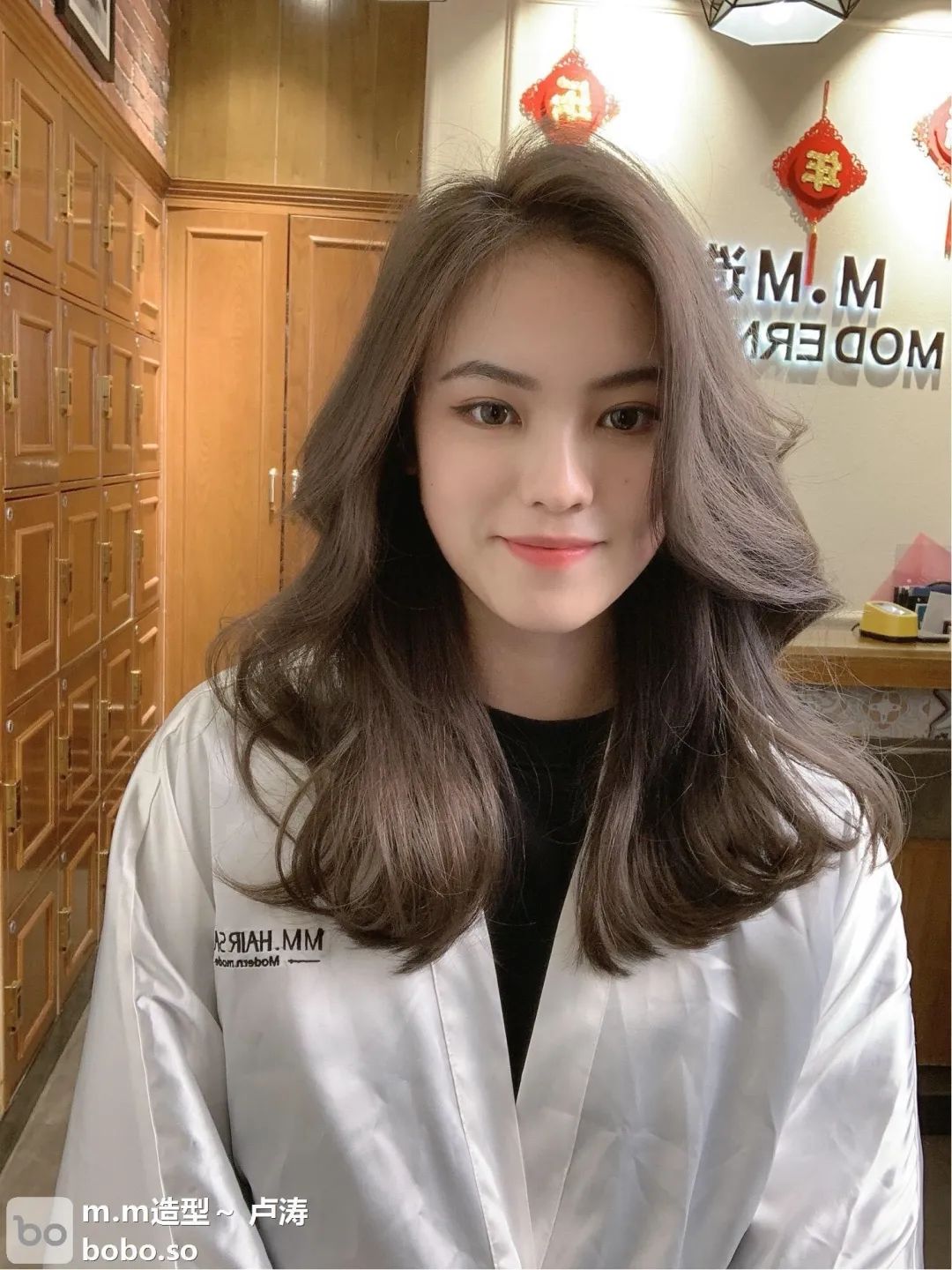 4,外翘烫发外卷烫发的设计,可以与肩膀的相匹配,不