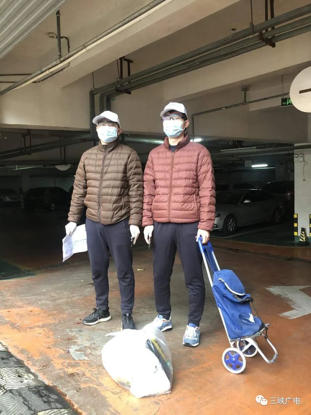 家住宜昌星苑小区的冯军父子志愿为小区居民购买生活物资他们是