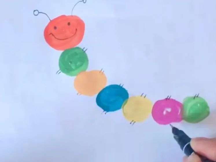 "画彩虹并不难,只需用几只小棉签蘸上七彩颜料,分分钟画出一道彩虹来!