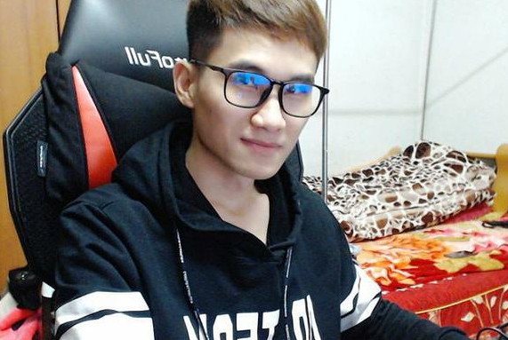 dnf旭旭宝宝的两大恩人当年是枪魂冰子和土豪哥剑魂拉他出来直播的