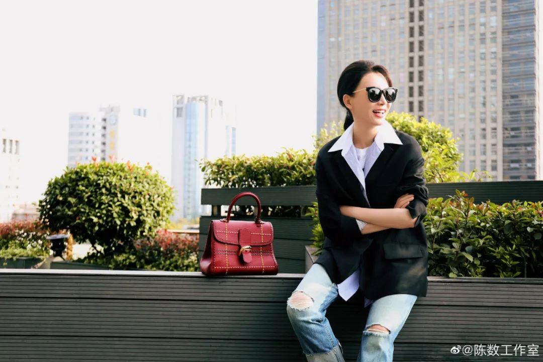 后来她还叠穿了一件羊绒大衣,因为包身的红是酒红色,不像正红的冲击感