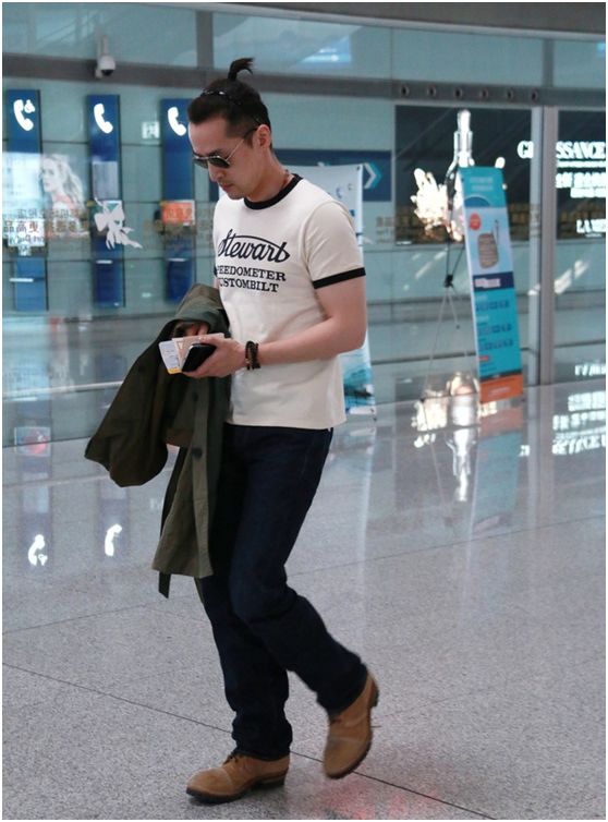 胡歌这造型100分t恤牛仔裤变身古惑仔扎起小辫潮到爆