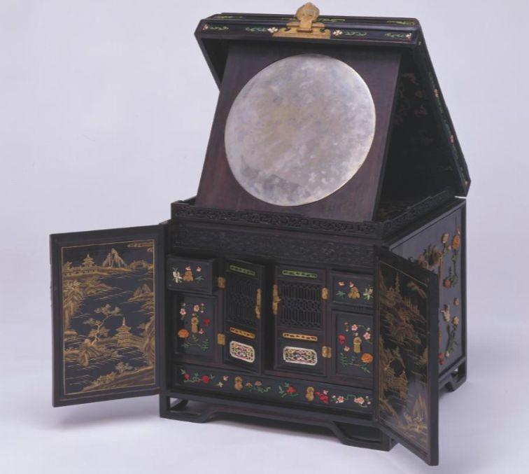 我们虽然有比铜镜更清楚的玻璃镜,有了自带灯光的梳妆台,但铜镜