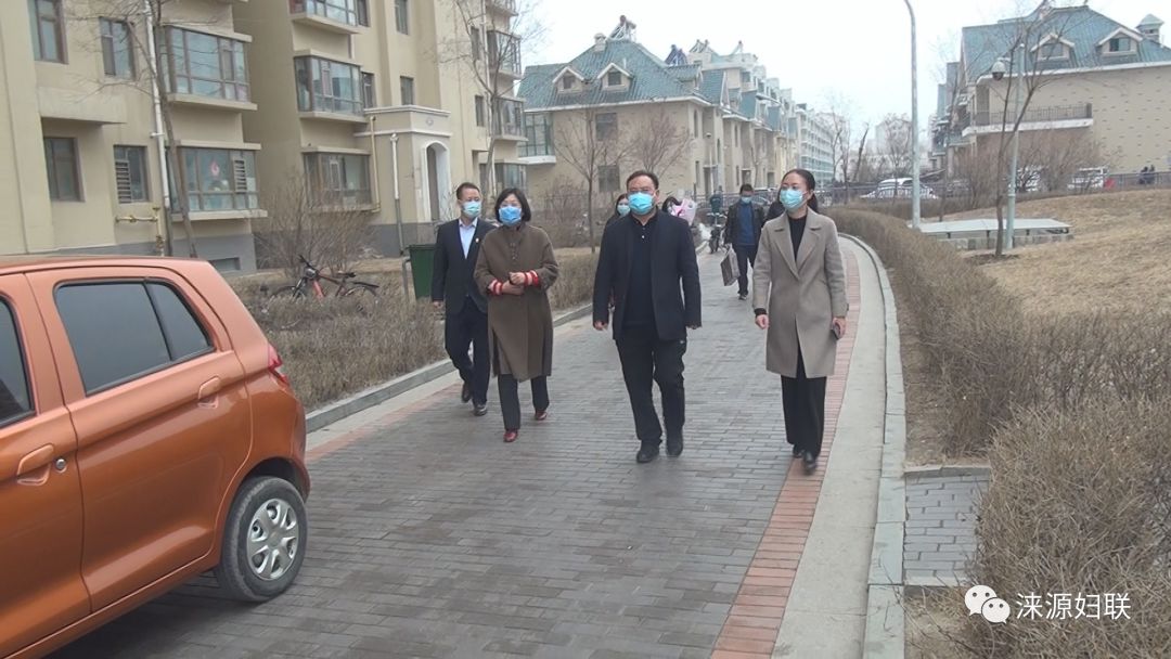 在"三八"国际妇女节来临之际,县委副书记贾伟斌,政府副县长朱智慧代表