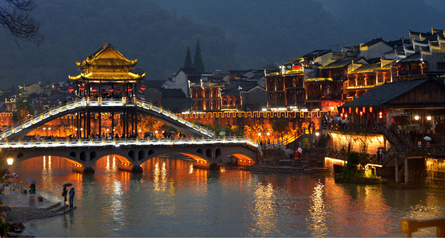 第二天:乘车前往张家界国家森林公园,到武陵源核心景区--【袁家界】
