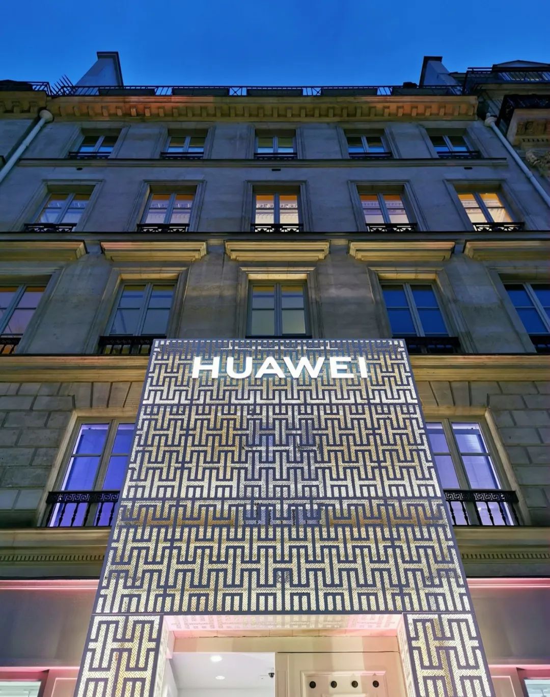 华为在法国开设的第一家旗舰店vr体验吸引了不少目光