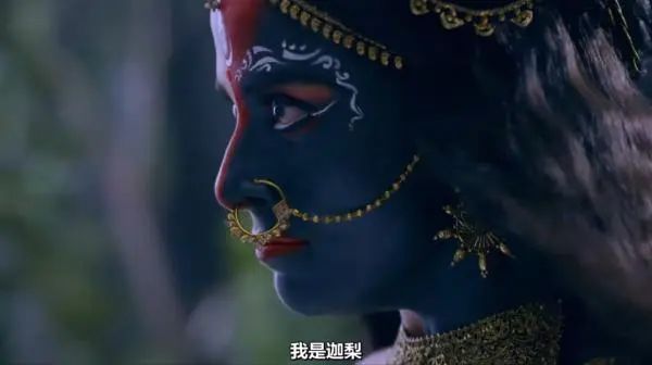 这位女神,把老公踩在脚下