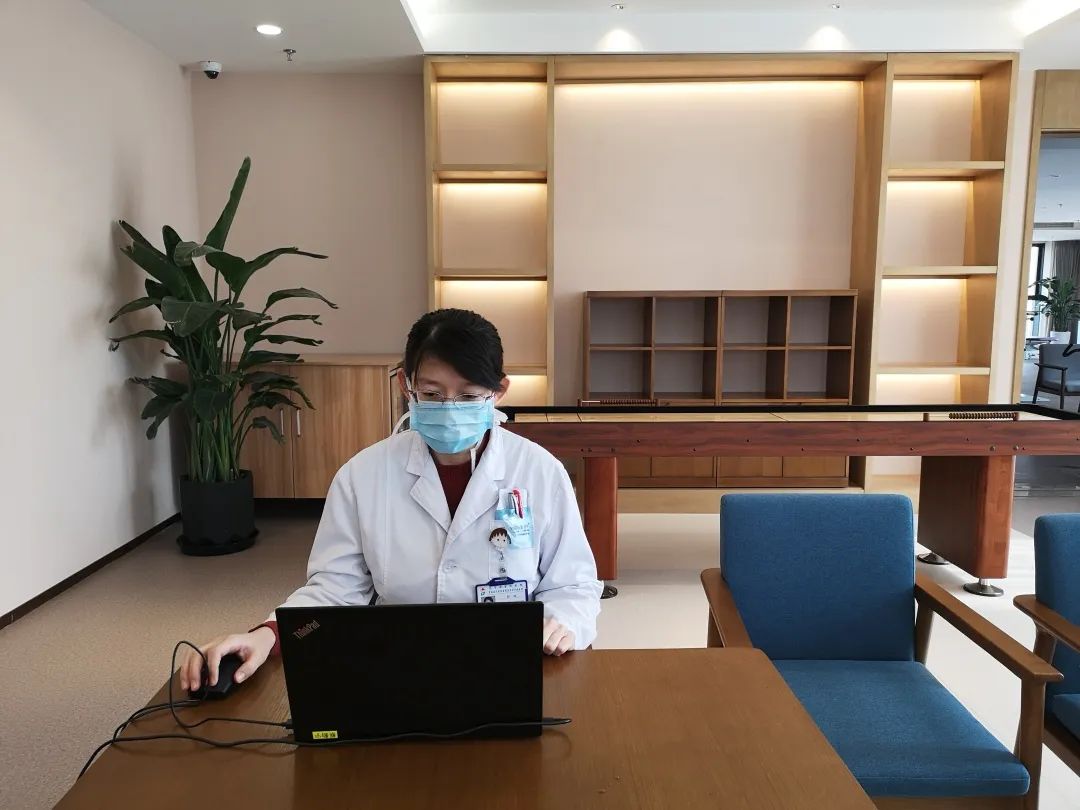 省金秋医院呼吸内科倪楠副主任医师应邀赴华润置地61润馨汇录播室