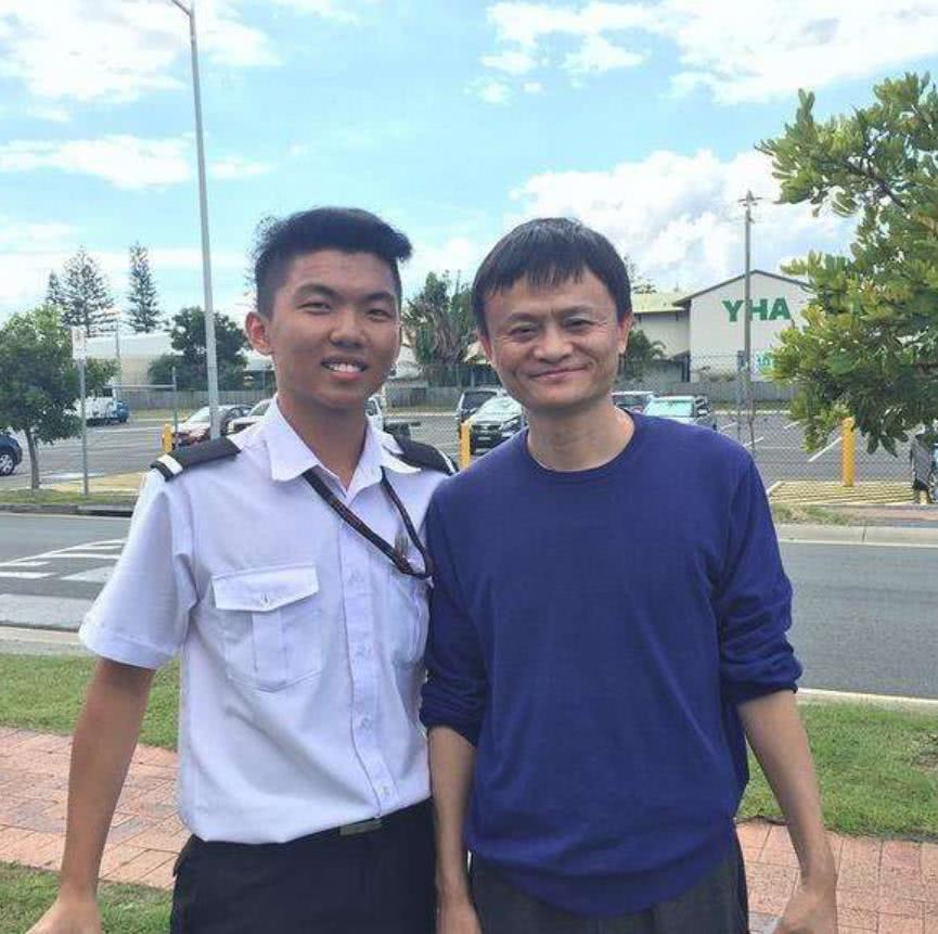 马云30年前毕业照曝光,看到大佬的拉风穿着,走在时尚前沿!