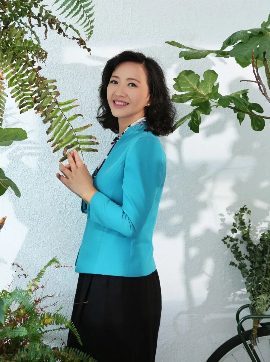 左(上中下):糖果姐姐 ,石头哥哥,然然姐姐右(上下):曹漪老师,仝咏敬