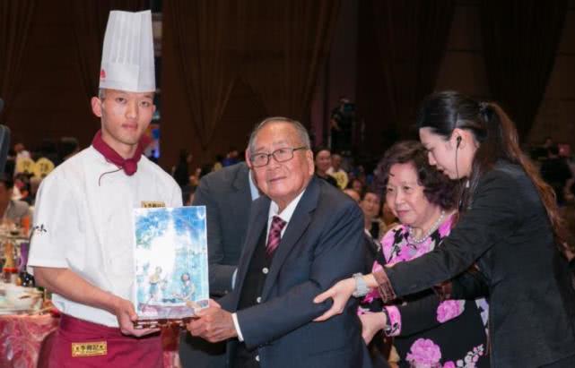 花百亿在英国买楼收租,却只给武汉捐几百万_李文达