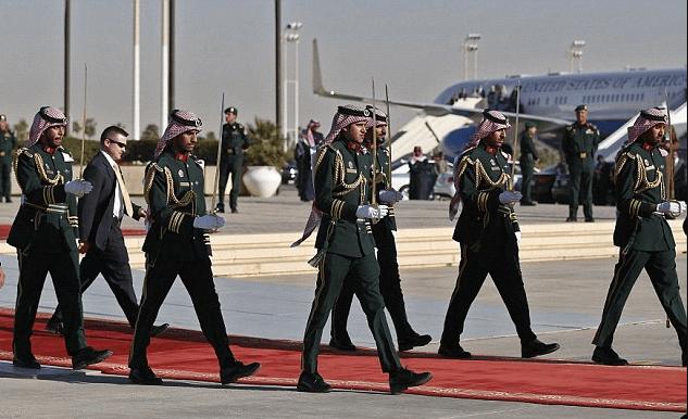 沙特国民卫队仪仗队制服,特点是头箍上缀钉有帽徽.