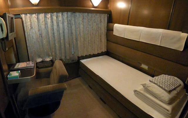 我们中国的火车软卧铺是比较宽敞的,比起6个人的硬卧,4个人的软卧要