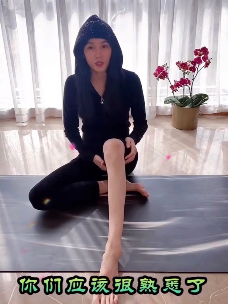 就是名副其实的筷子腿,实在不敢相信,张蓝心这体重估计只有70多斤吧