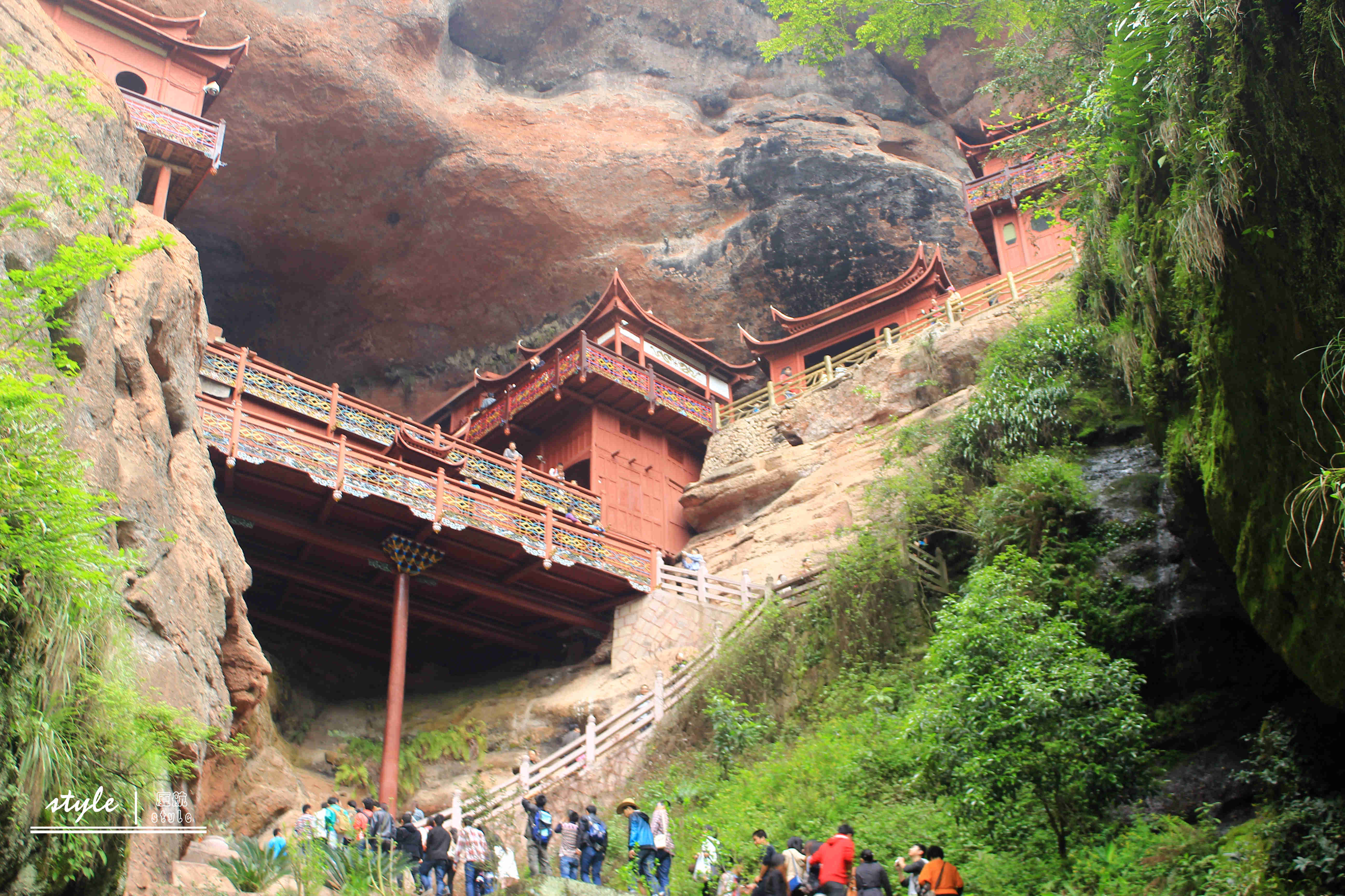 中國最神奇的懸空寺廟,建在懸崖邊上,遊客絡繹不絕,香火不斷_泰寧