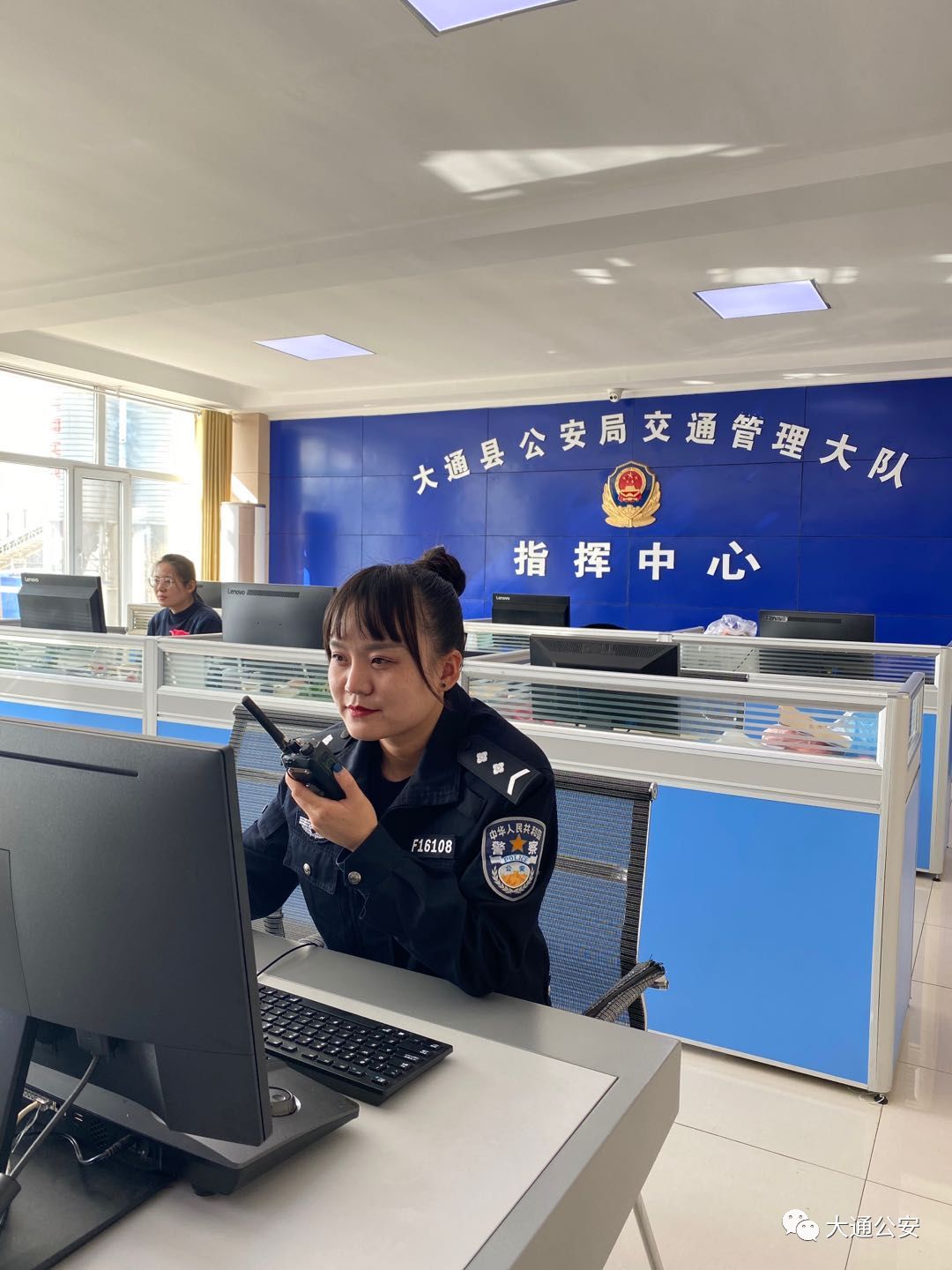 窗口女交警图片