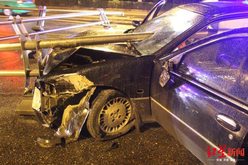 惨烈车祸!酒驾送朋友撞上护栏被刺中身亡 交警提醒:切勿心存侥幸