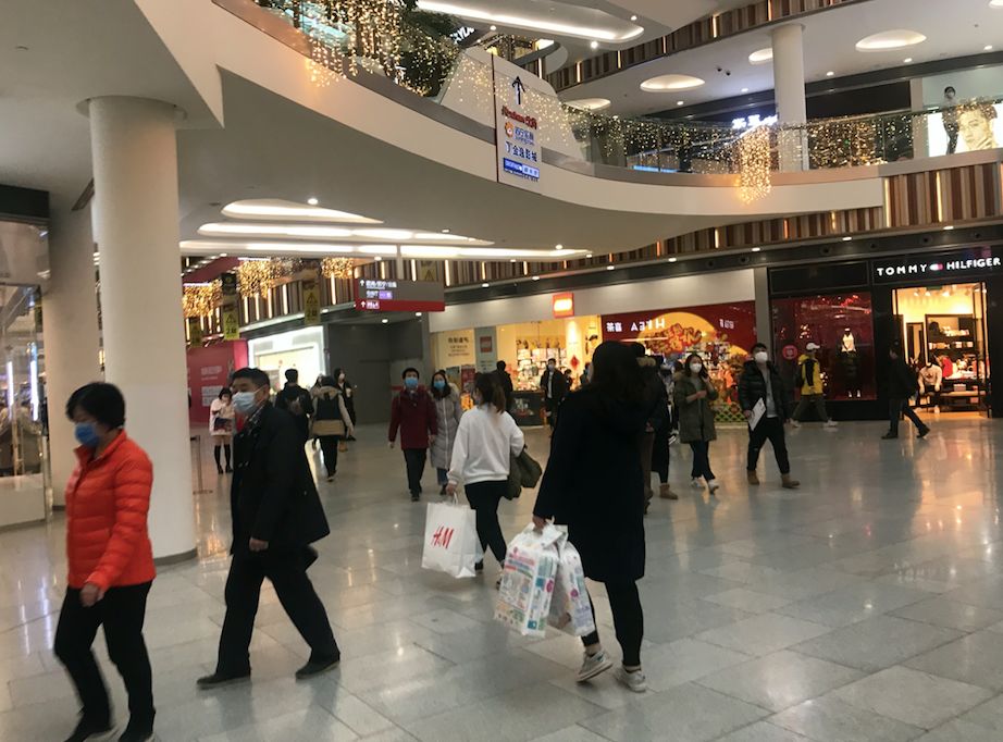 防疫探访│北京荟聚中心恢复营业门店限流也挡不住客流