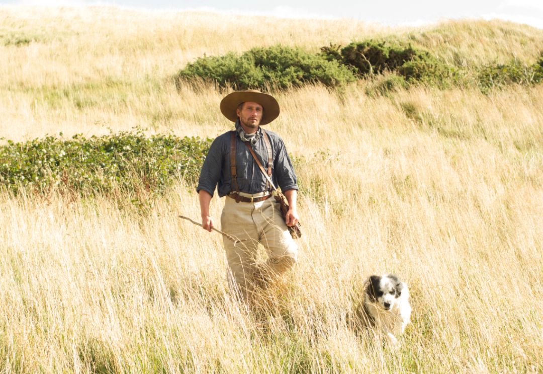 远离尘嚣爱情的可望不可得隐藏在时代的号角声中