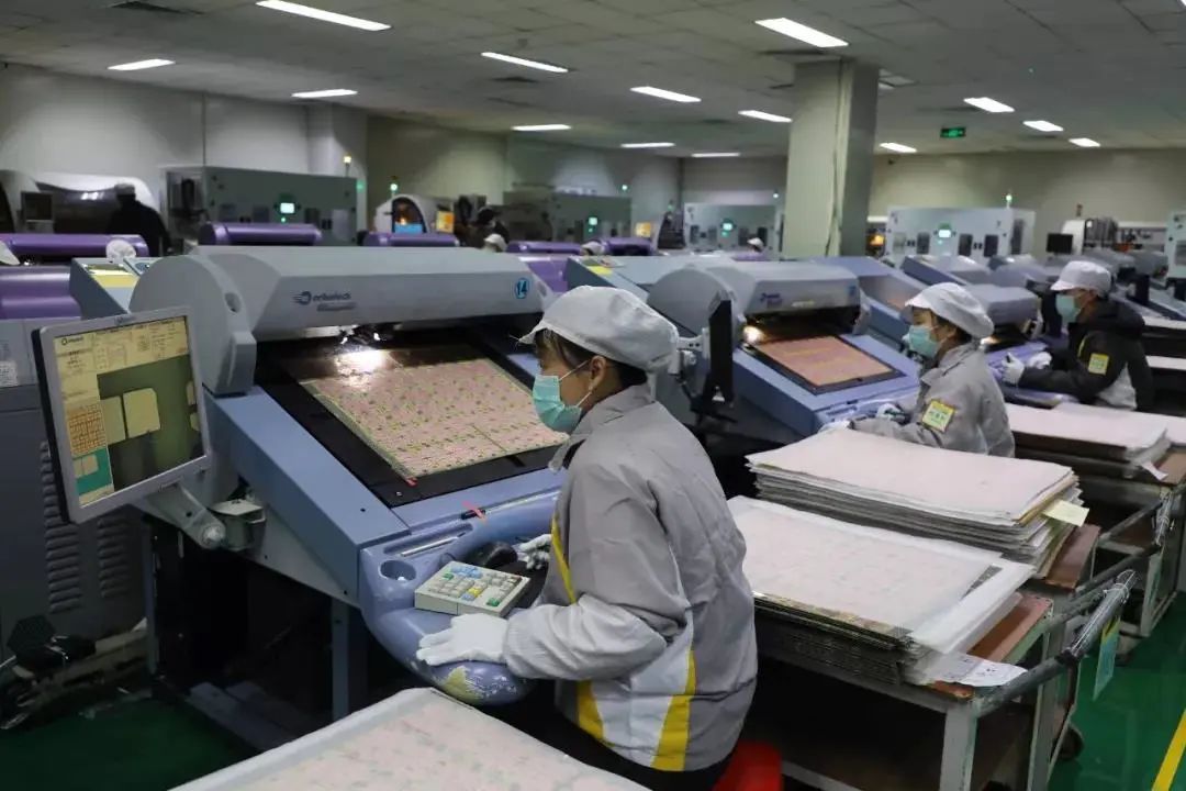 红板公司入口处进行登记,测量体温保安对进出人员进行登记,测量体温