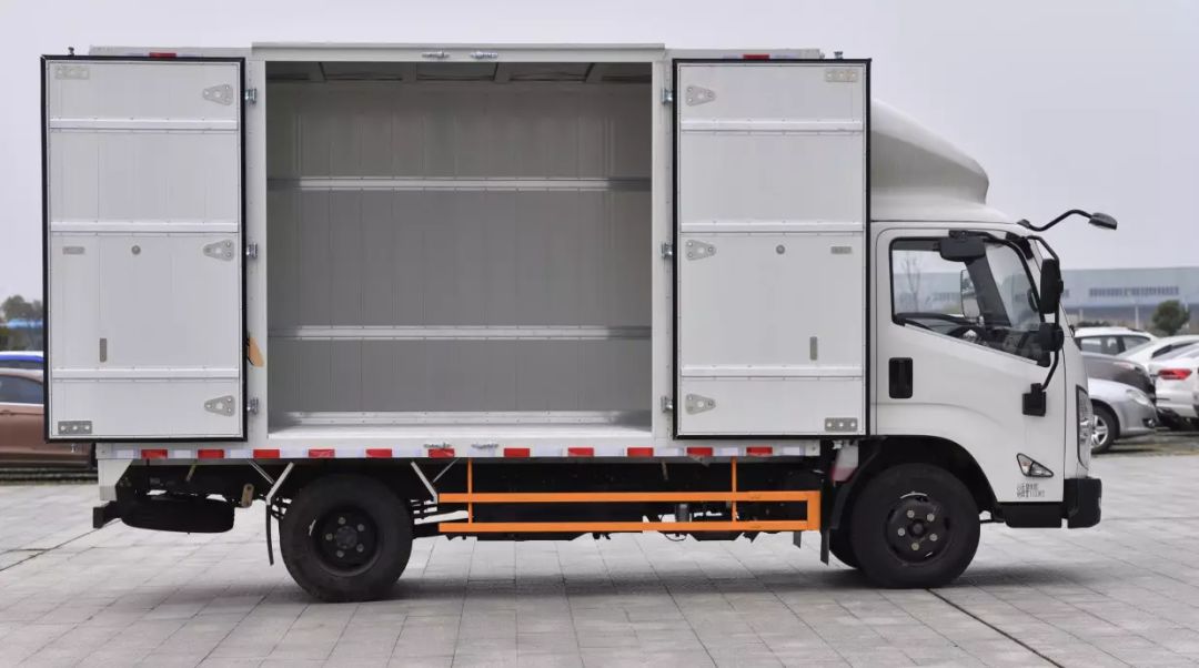 箱体板材采用铝扣板,抗腐蚀,重量轻,强度高,不仅外观时尚大方,而且