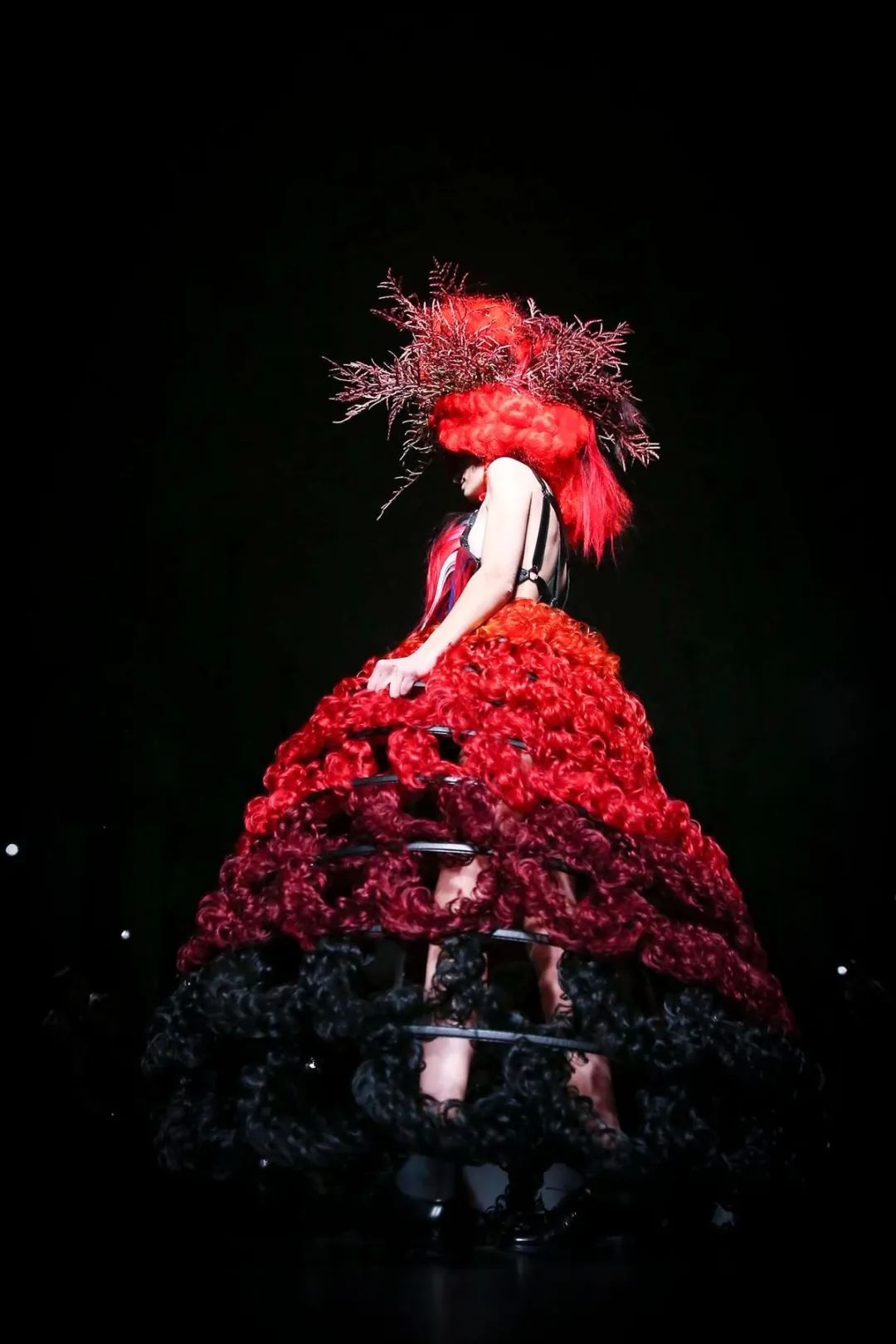 kei ninomiya又一次诠释了黑与红