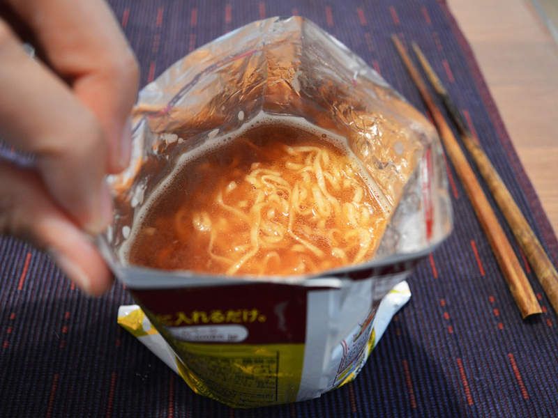 直接往泡面袋里倒热水真的可以吃吗日本网友做了个实验