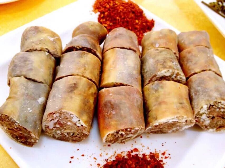 牦牛血肠是红原当地的特色美食之一.