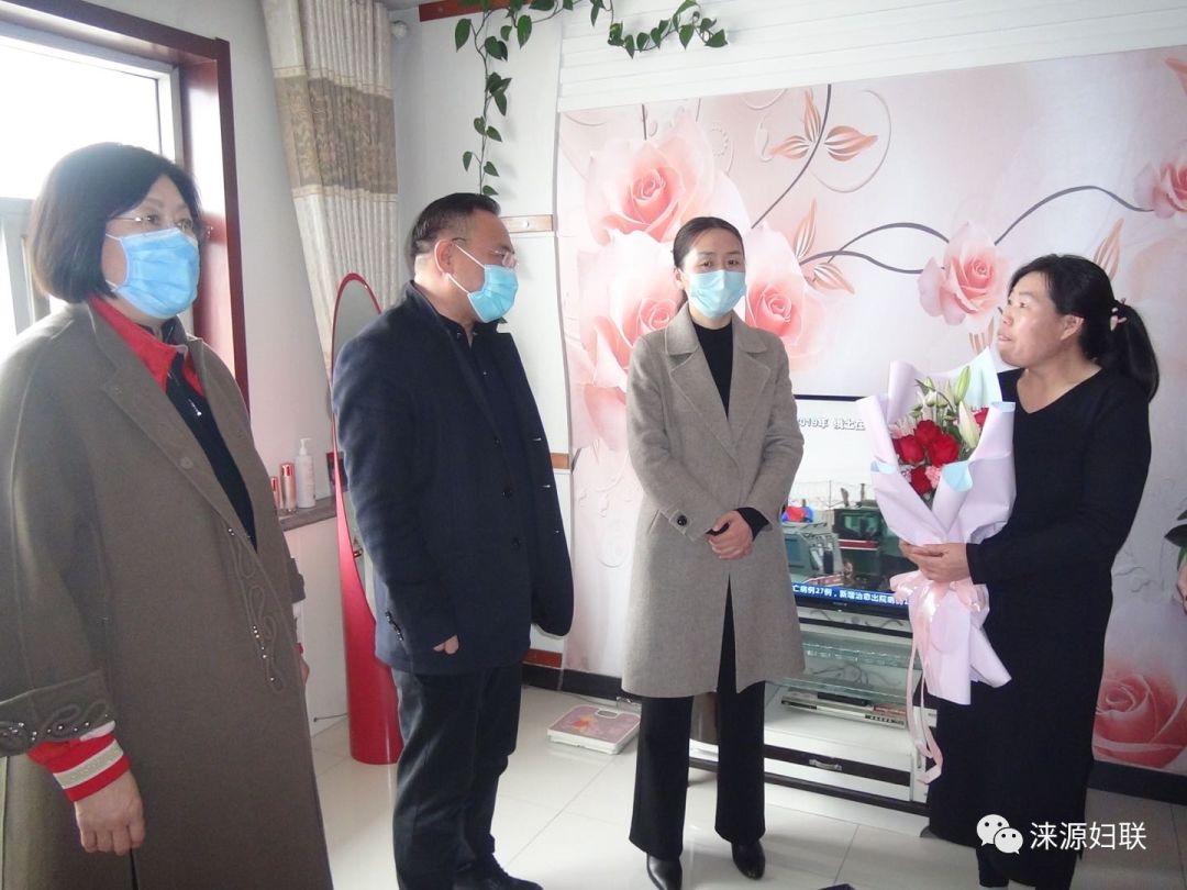 在"三八"国际妇女节来临之际,县委副书记贾伟斌,政府副县长朱智慧代表