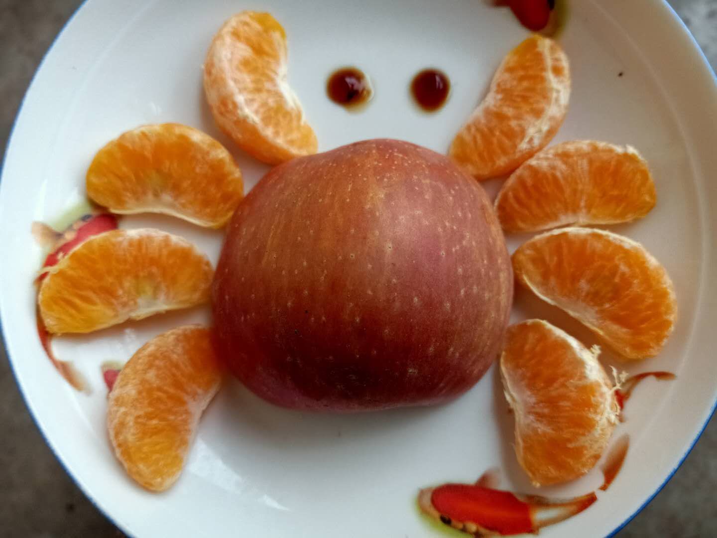 既是水果拼盘,则不得不说说水果,柑橘和苹果算是这个季节常见的水果
