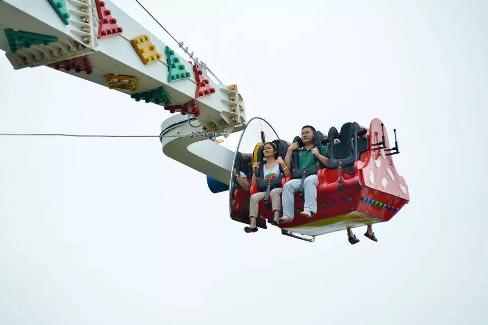 惊呼狂叫旋转飞椅森林火车. .